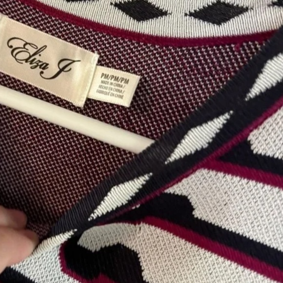 Eliza j - Picture 5 of 6